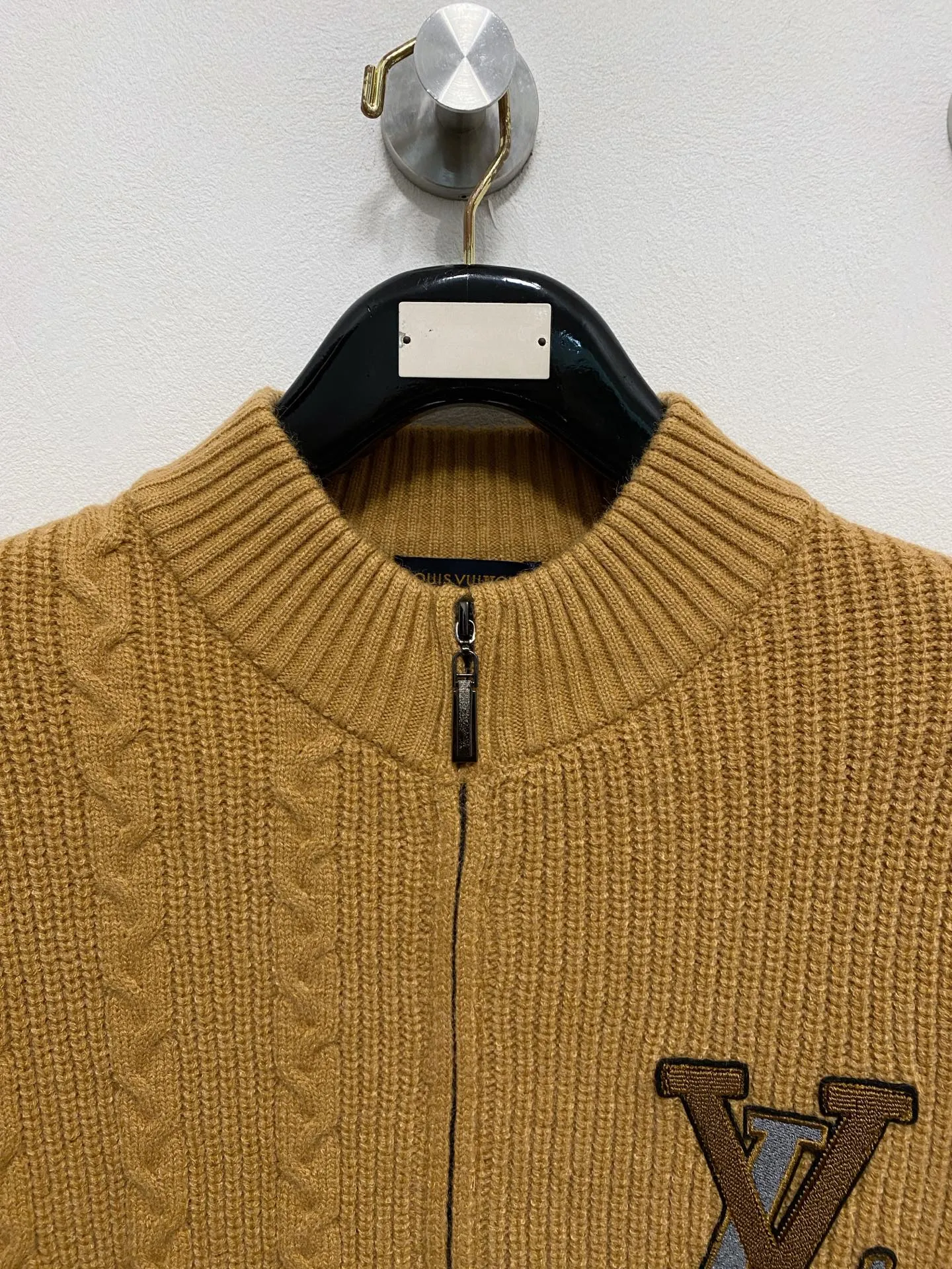 🅿️540 LV autumn and winter classic cardigan sweater, in full condition! ! ! Wool blended fabric, the latest model in 2025, golden ratio! ! Slim-fitting soft gold, versatile and practical item, the combination and practicality are extremely powerful, simple and elegant, and classy! To create your own style, it is highly recommended to buy it in two colors. The standard slim fit tailoring process is suitable for both young and old men. It is knitted from wool and will not cause any discomfort! While keeping warm, it is stylish, textured and wearable, and the classic logo with contrasting colors on the chest feels in place! ! Recommended for regular customers! ! Size M-3XL (maximum wear: 190 pounds)
